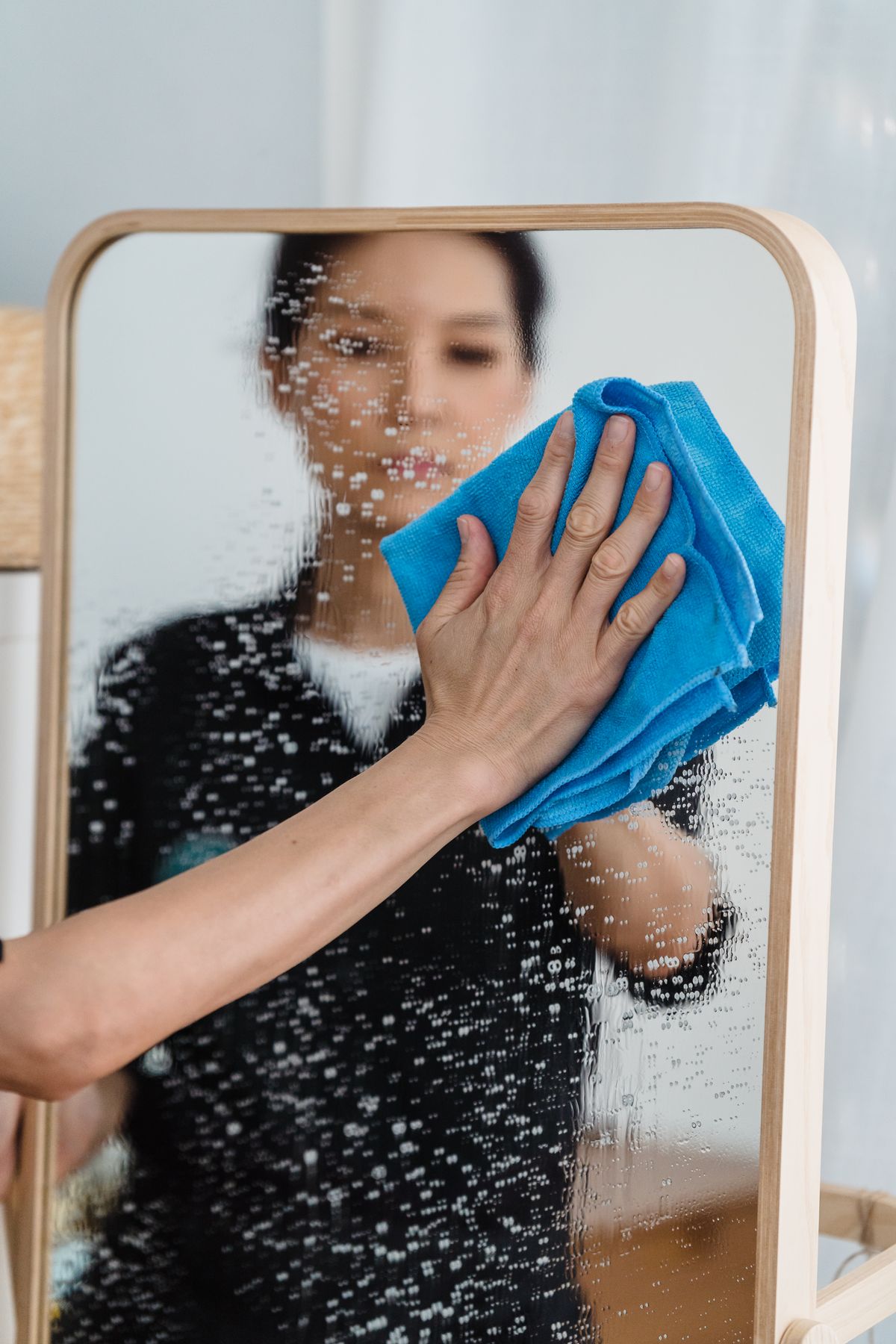 Bathroom mirror cleaning service
